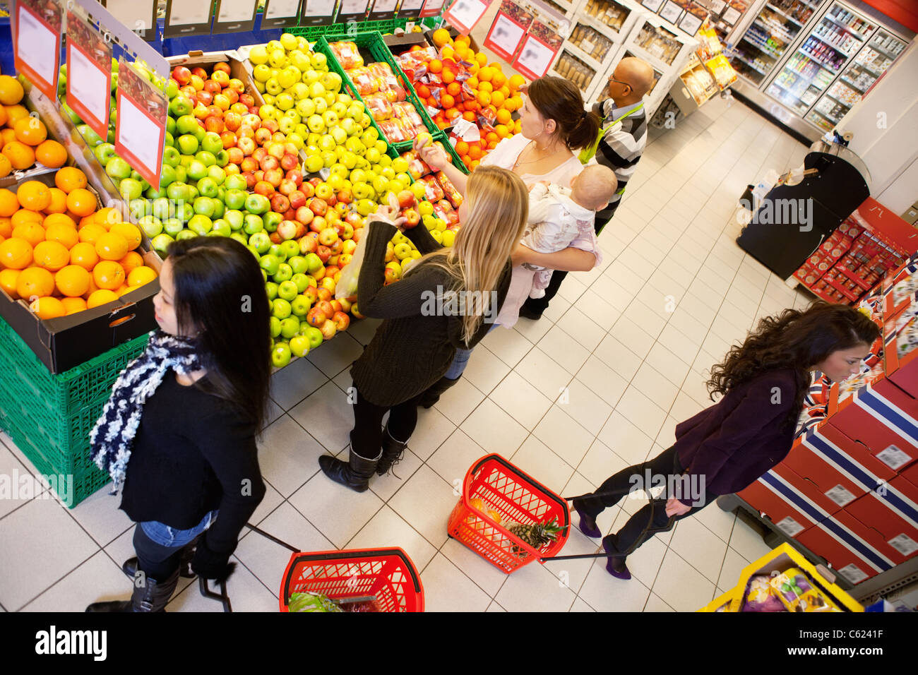 Portrait de gens occupés shopping in supermarket Banque D'Images