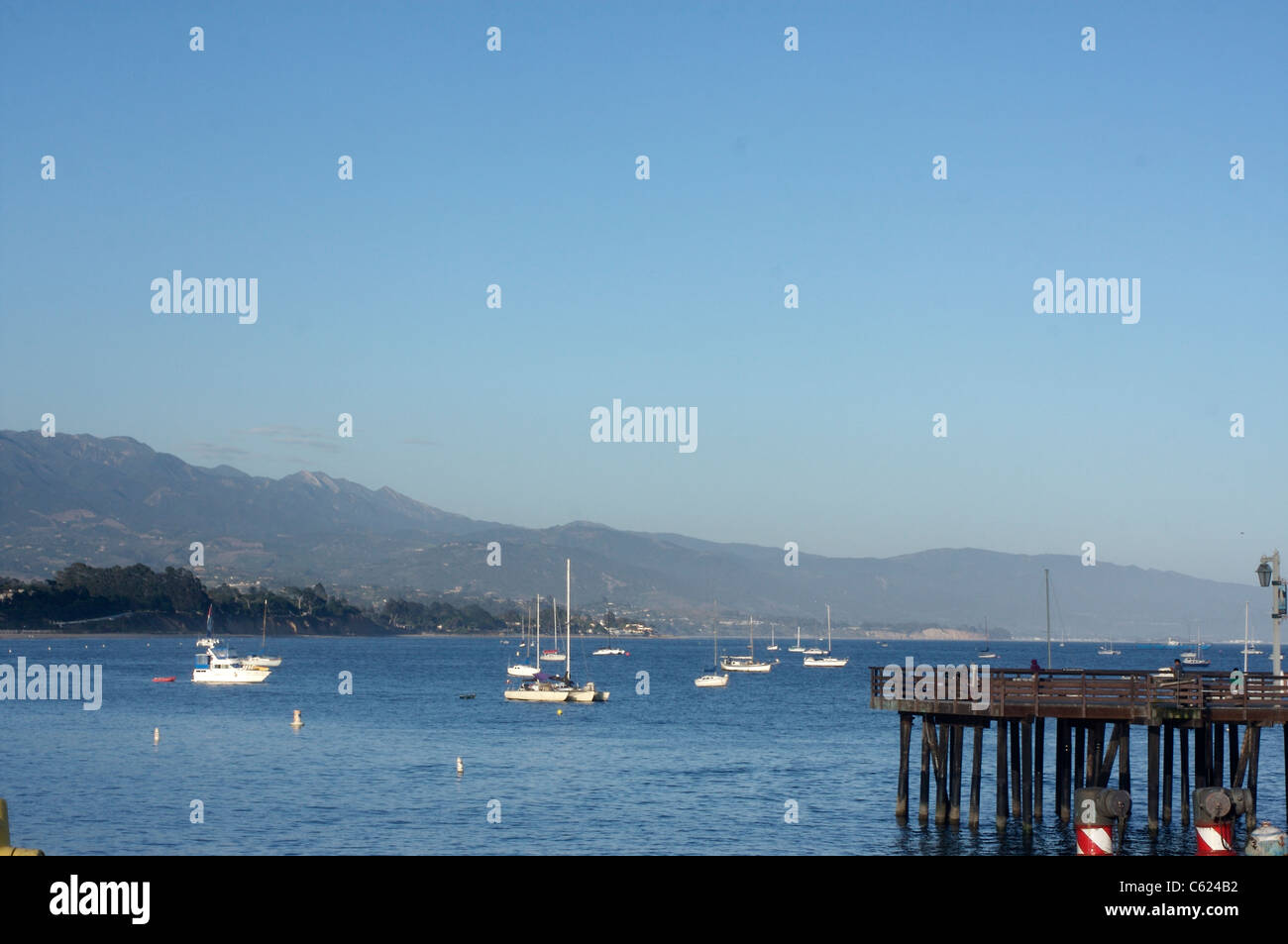 Vue de Santa Barbara en Californie et les montagnes de Santa Ynez de Stearns Wharf Banque D'Images
