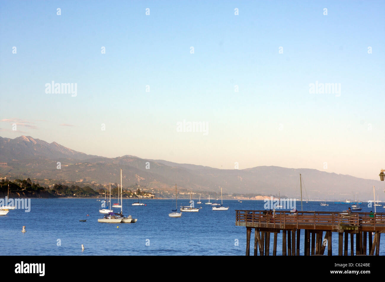 Vue de Santa Barbara en Californie et les montagnes de Santa Ynez de Stearns Wharf Banque D'Images