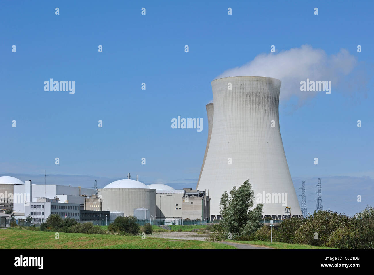 Tours de refroidissement de la centrale nucléaire de Doel le long de l'Escaut à Beveren, Belgique / Kieldrecht Banque D'Images Tours de refroidissement de la centrale nucléaire de Doel le long de l'Escaut à Beveren, Belgique / Kieldrecht Banque D'Images