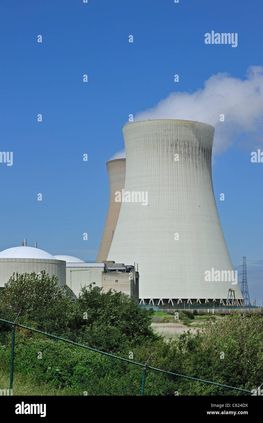 Tours de refroidissement de la centrale nucléaire de Doel le long de l'Escaut à Beveren, Belgique / Kieldrecht Banque D'Images Tours de refroidissement de la centrale nucléaire de Doel le long de l'Escaut à Beveren, Belgique / Kieldrecht Banque D'Images