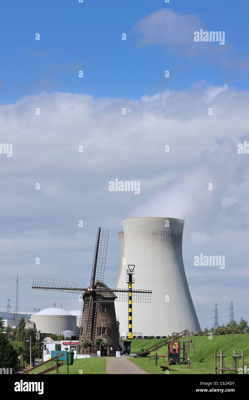 Le moulin à vent Scheldedijkmolen et tours de refroidissement de la centrale nucléaire de Doel le long de l'Escaut à Beveren, Belgique Banque D'Images Le moulin à vent Scheldedijkmolen et tours de refroidissement de la centrale nucléaire de Doel le long de l'Escaut à Beveren, Belgique Banque D'Images