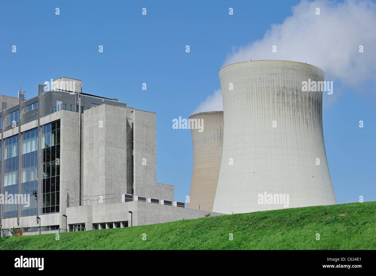 Tours de refroidissement de la centrale nucléaire de Doel le long de l'Escaut à Beveren, Belgique / Kieldrecht Banque D'Images Tours de refroidissement de la centrale nucléaire de Doel le long de l'Escaut à Beveren, Belgique / Kieldrecht Banque D'Images