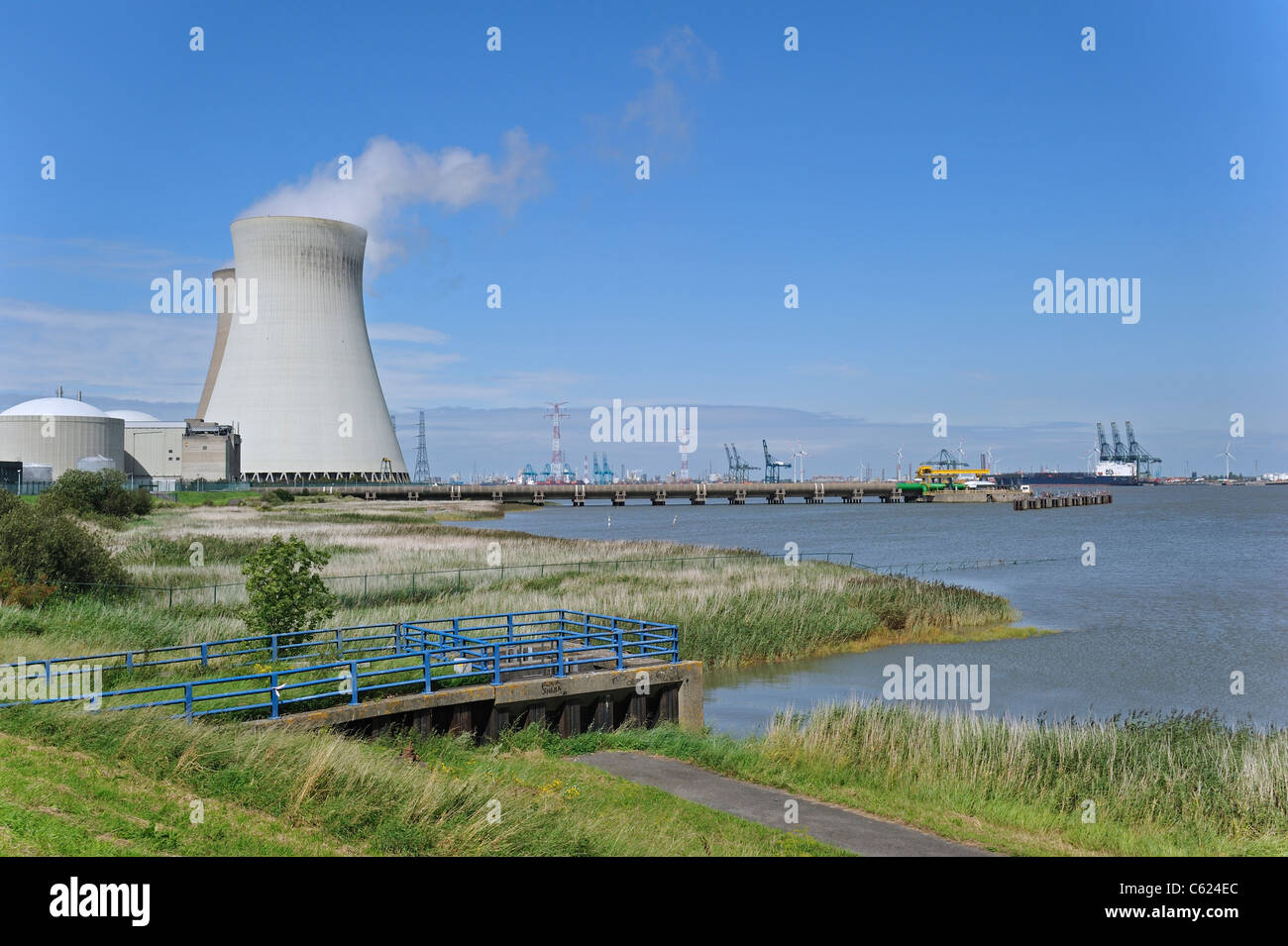 Tours de refroidissement de la centrale nucléaire de Doel le long de l'Escaut à Beveren, Belgique / Kieldrecht Banque D'Images Tours de refroidissement de la centrale nucléaire de Doel le long de l'Escaut à Beveren, Belgique / Kieldrecht Banque D'Images