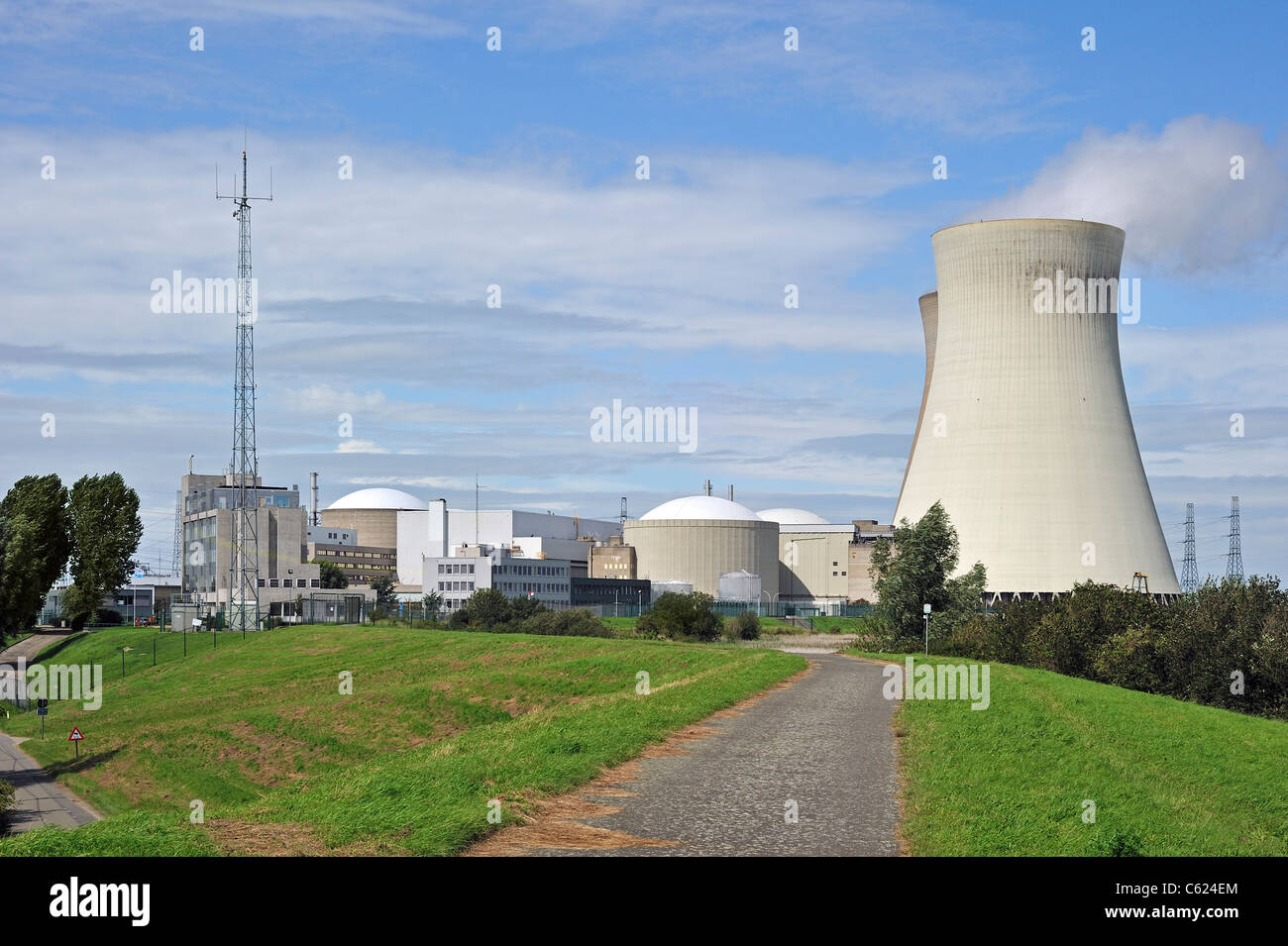Tours de refroidissement de la centrale nucléaire de Doel le long de l'Escaut à Beveren, Belgique / Kieldrecht Banque D'Images Tours de refroidissement de la centrale nucléaire de Doel le long de l'Escaut à Beveren, Belgique / Kieldrecht Banque D'Images