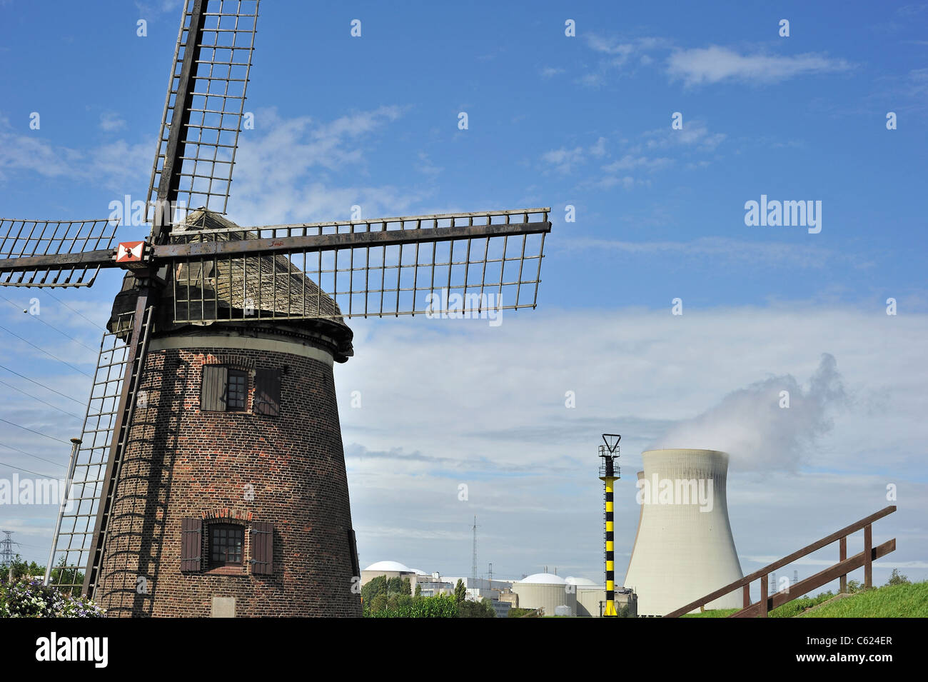 Le moulin à vent Scheldedijkmolen et tours de refroidissement de la centrale nucléaire de Doel le long de l'Escaut à Beveren, Belgique Banque D'Images Le moulin à vent Scheldedijkmolen et tours de refroidissement de la centrale nucléaire de Doel le long de l'Escaut à Beveren, Belgique Banque D'Images