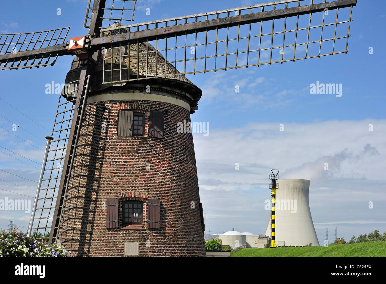 Le moulin à vent Scheldedijkmolen et tours de refroidissement de la centrale nucléaire de Doel le long de l'Escaut à Beveren, Belgique Banque D'Images Le moulin à vent Scheldedijkmolen et tours de refroidissement de la centrale nucléaire de Doel le long de l'Escaut à Beveren, Belgique Banque D'Images