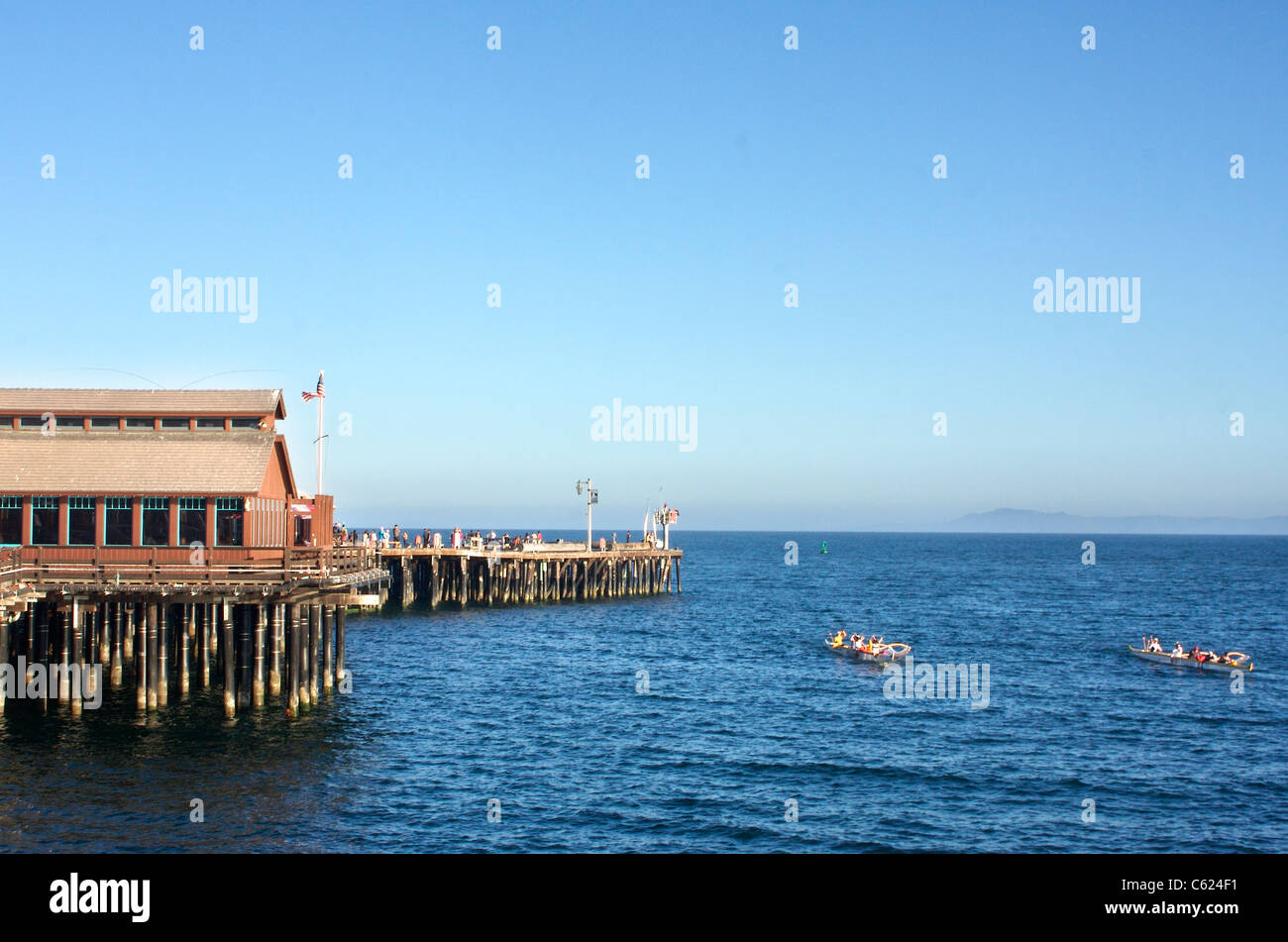 Passage des bateaux par Stearns Wharf à Santa Barbara, Californie Banque D'Images
