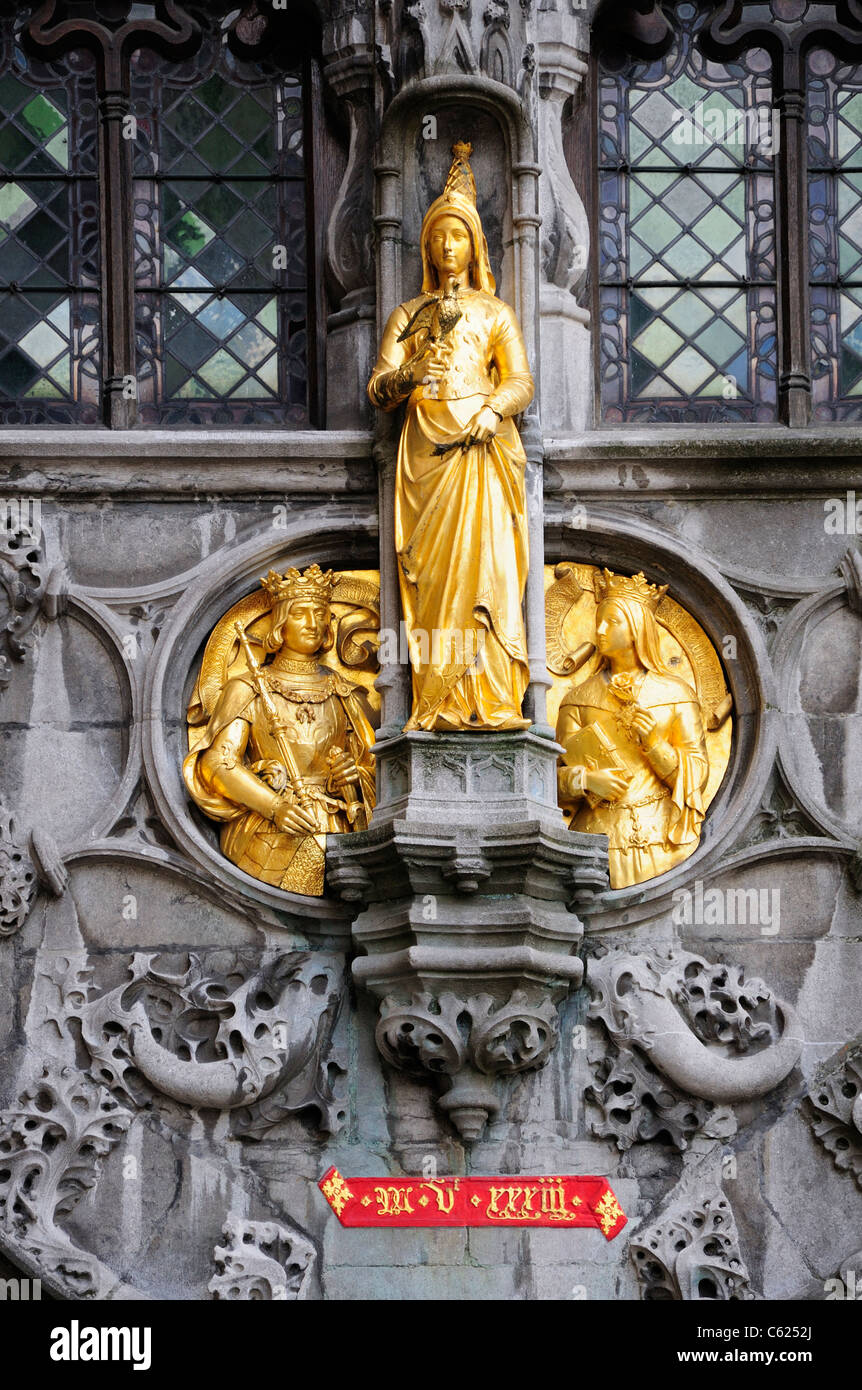 Bruges, Flandre occidentale, Belgique. Statue d'or - Détail de la façade de la basilique du Saint-sang / Heilig Bloedbasiliek Banque D'Images