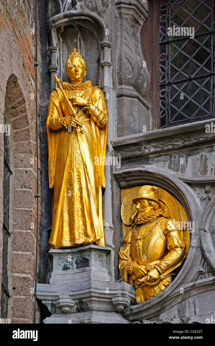Bruges, Flandre occidentale, Belgique. Statue d'or - Détail de la façade de la basilique du Saint-sang / Heilig Bloedbasiliek Banque D'Images