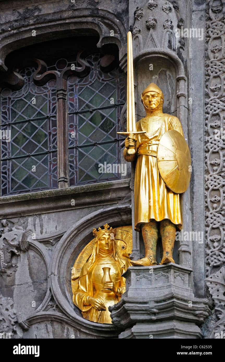 Bruges, Flandre occidentale, Belgique. Statue d'or - Détail de la façade de la basilique du Saint-sang / Heilig Bloedbasiliek Banque D'Images