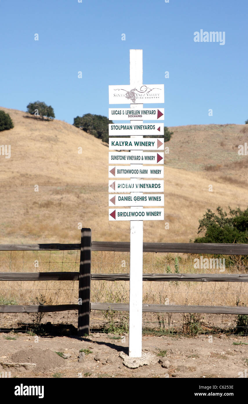 Inscrivez-vous donnant des directives aux différents vignobles autour du SantaYnez Valley, près de Solvang, Californie Banque D'Images