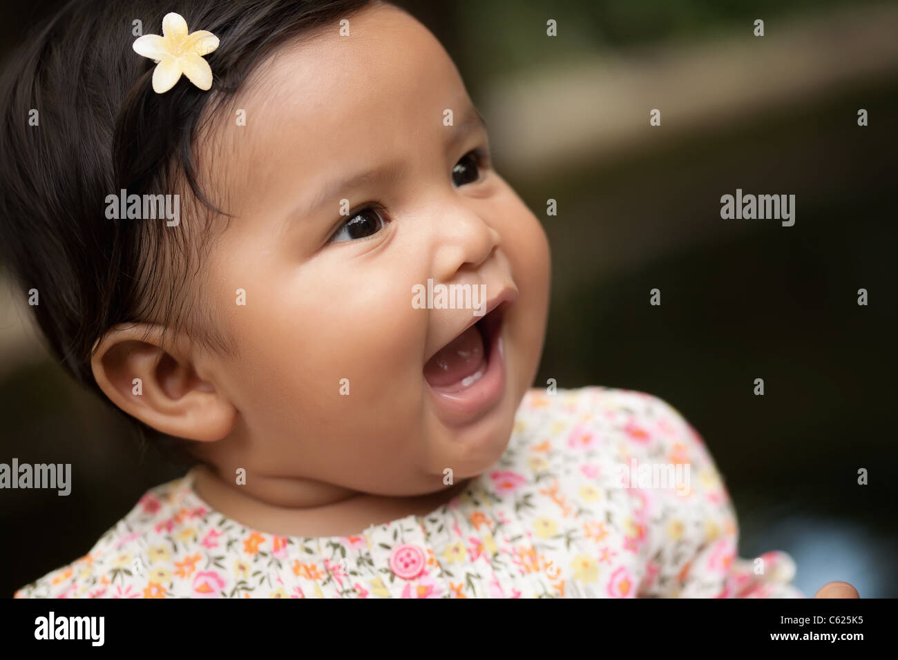 Happy baby girl de crier ou de parler ses premières paroles, de découvrir sa voix dans la petite enfance Banque D'Images