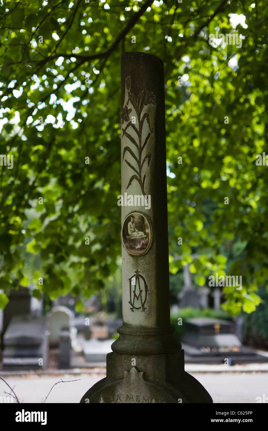 Broken column signifie une vie écourtée, cimetière de l'Est, Lille, Nord-Pas de Calais, France Banque D'Images