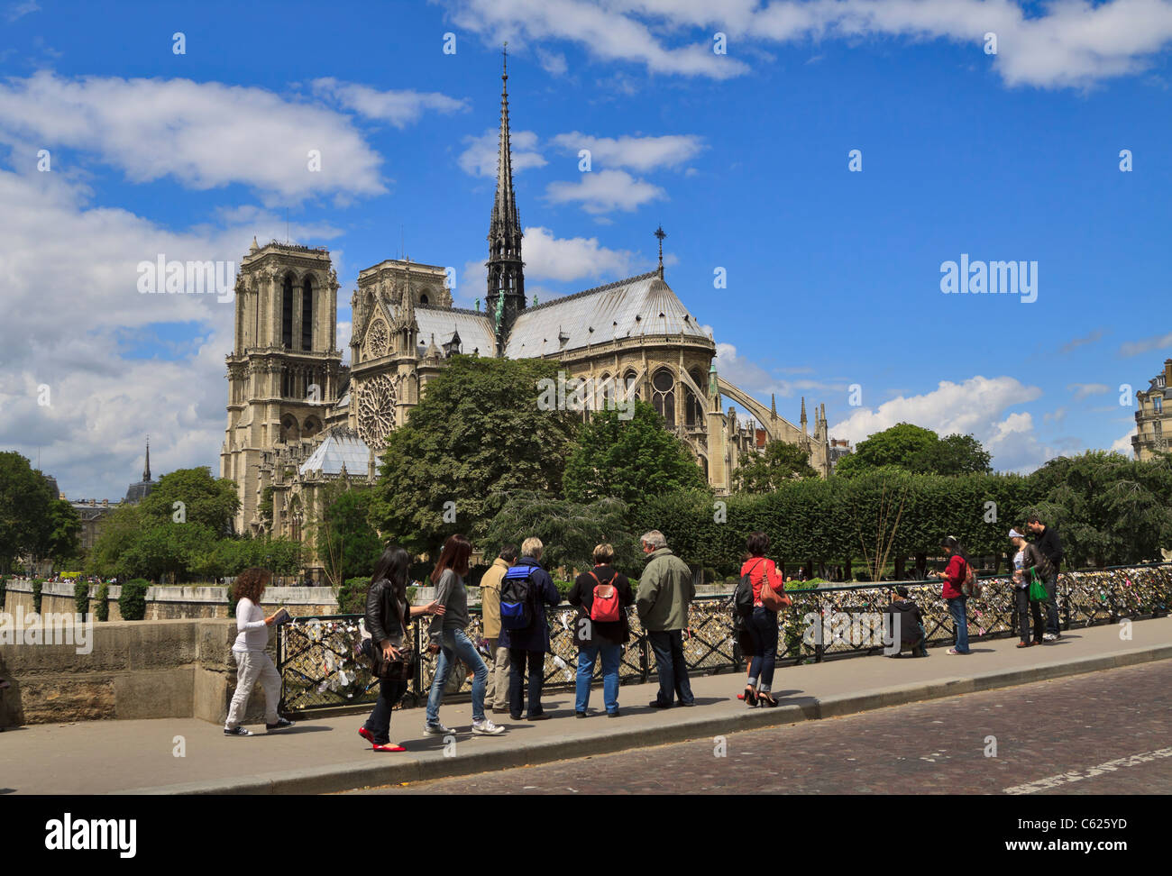 La Cathédrale Notre Dame, Paris, France. Examiner les touristes et à gauche sur la barrière du Pont des Arts. Banque D'Images