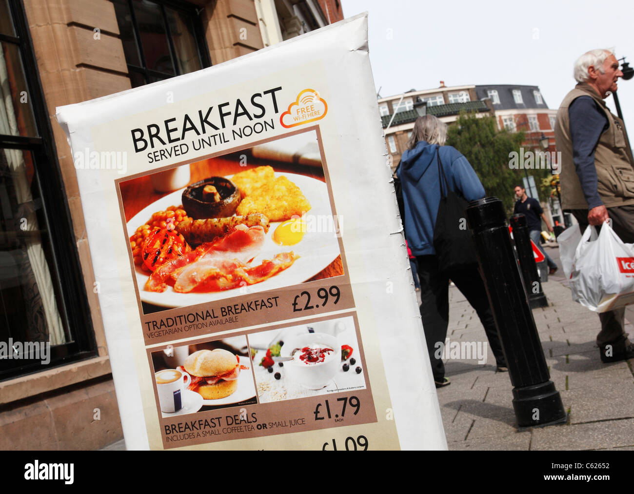 La publicité d'un signe extérieur d'un menu de petit-déjeuner bar Wetherspoon à Derby, Angleterre, Royaume-Uni Banque D'Images