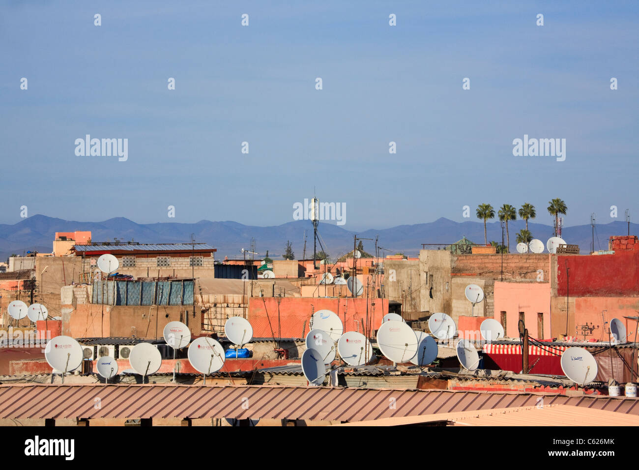 Marrakech Maroc Afrique du Nord. Des antennes paraboliques sur les toits des bâtiments ville typique Banque D'Images