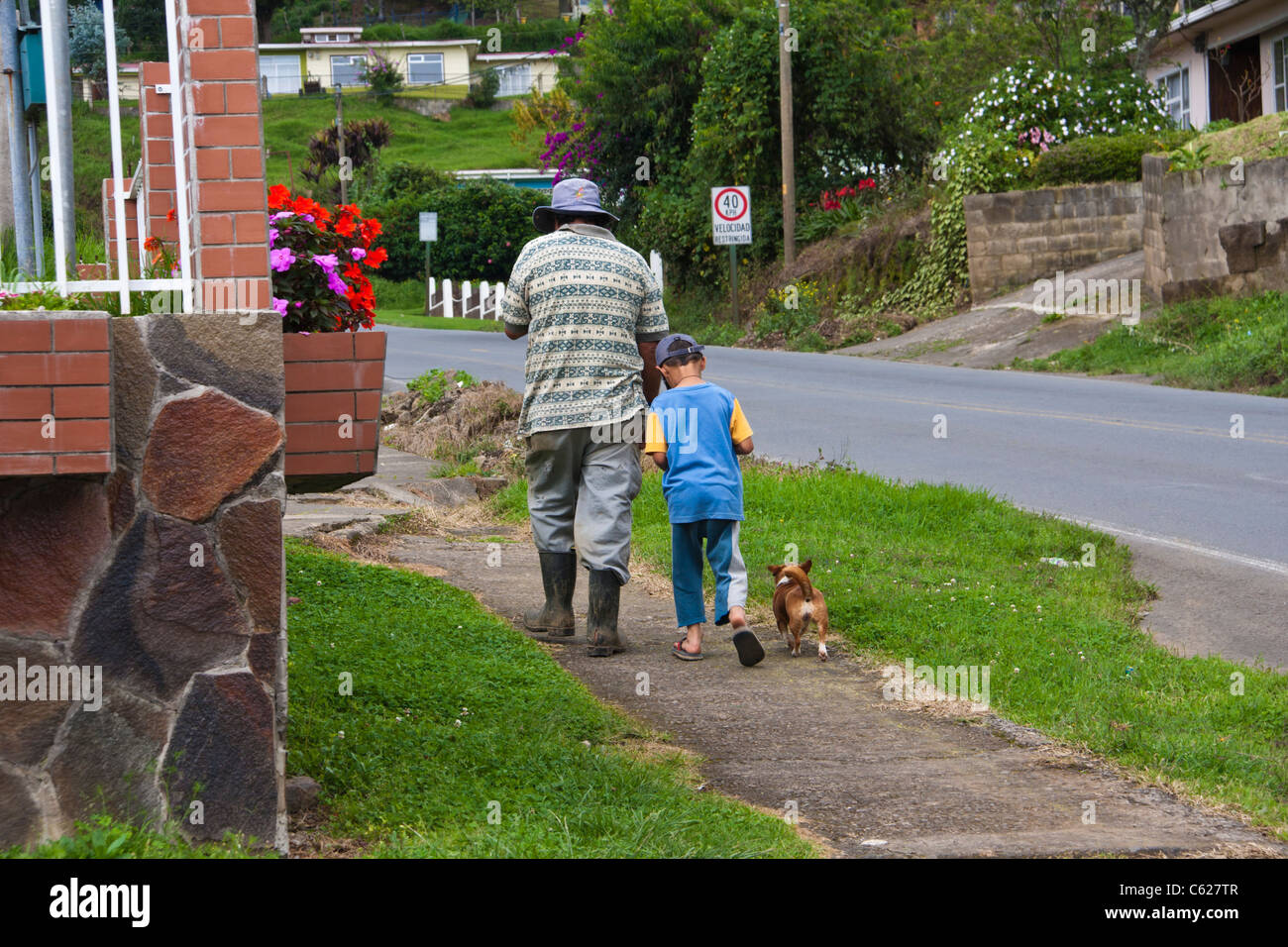 Garçon et père avec chien au Costa Rica. Banque D'Images