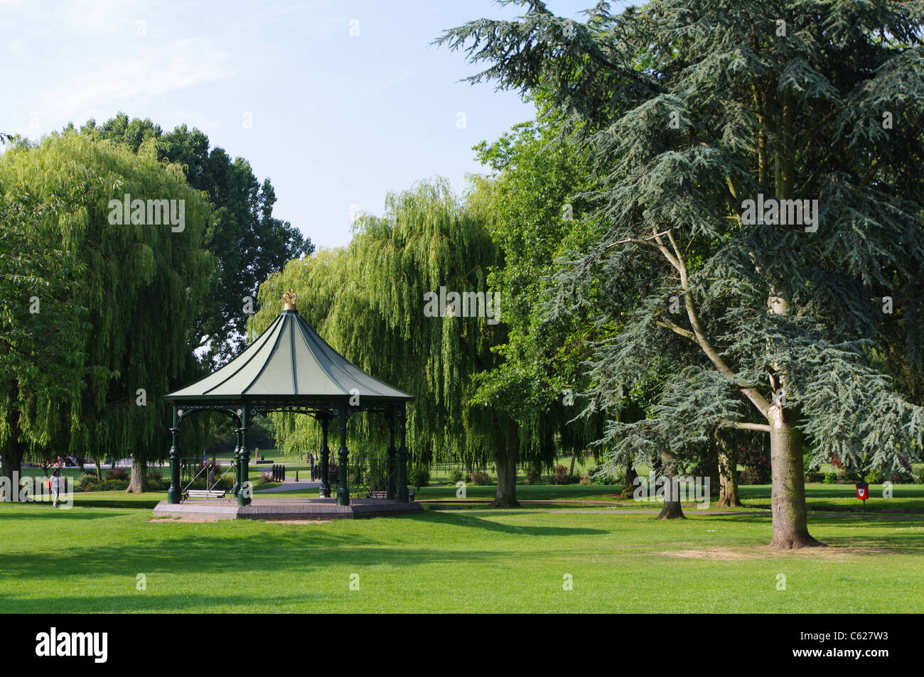 Kiosque et arbres de Sanders Park, Bromsgrove, Worcestershire. Banque D'Images