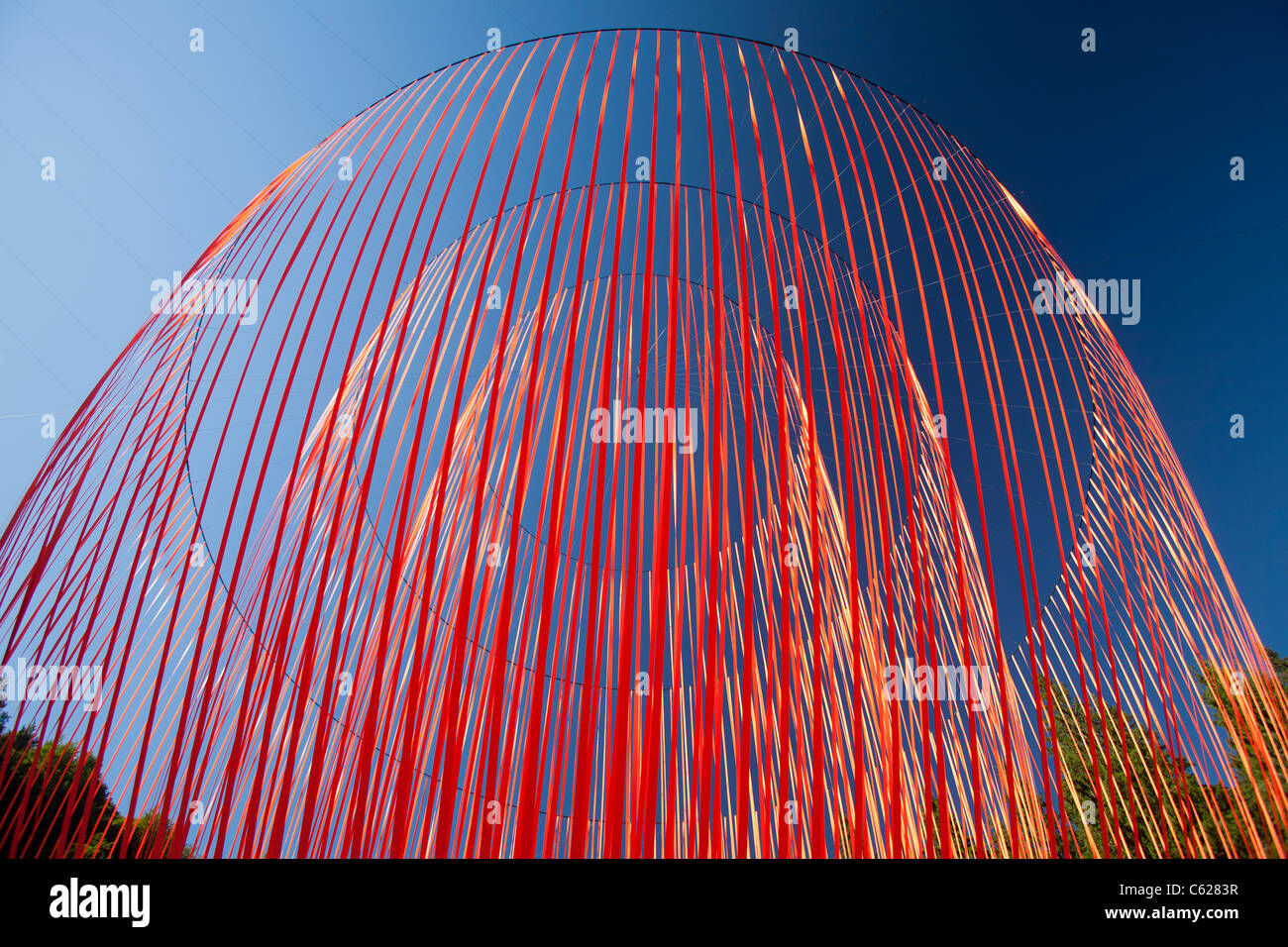 Le Pier Fabre's Land Art appelée "le réveil". Sculpture mobile suspendu géant avec des rubans orange. Banque D'Images