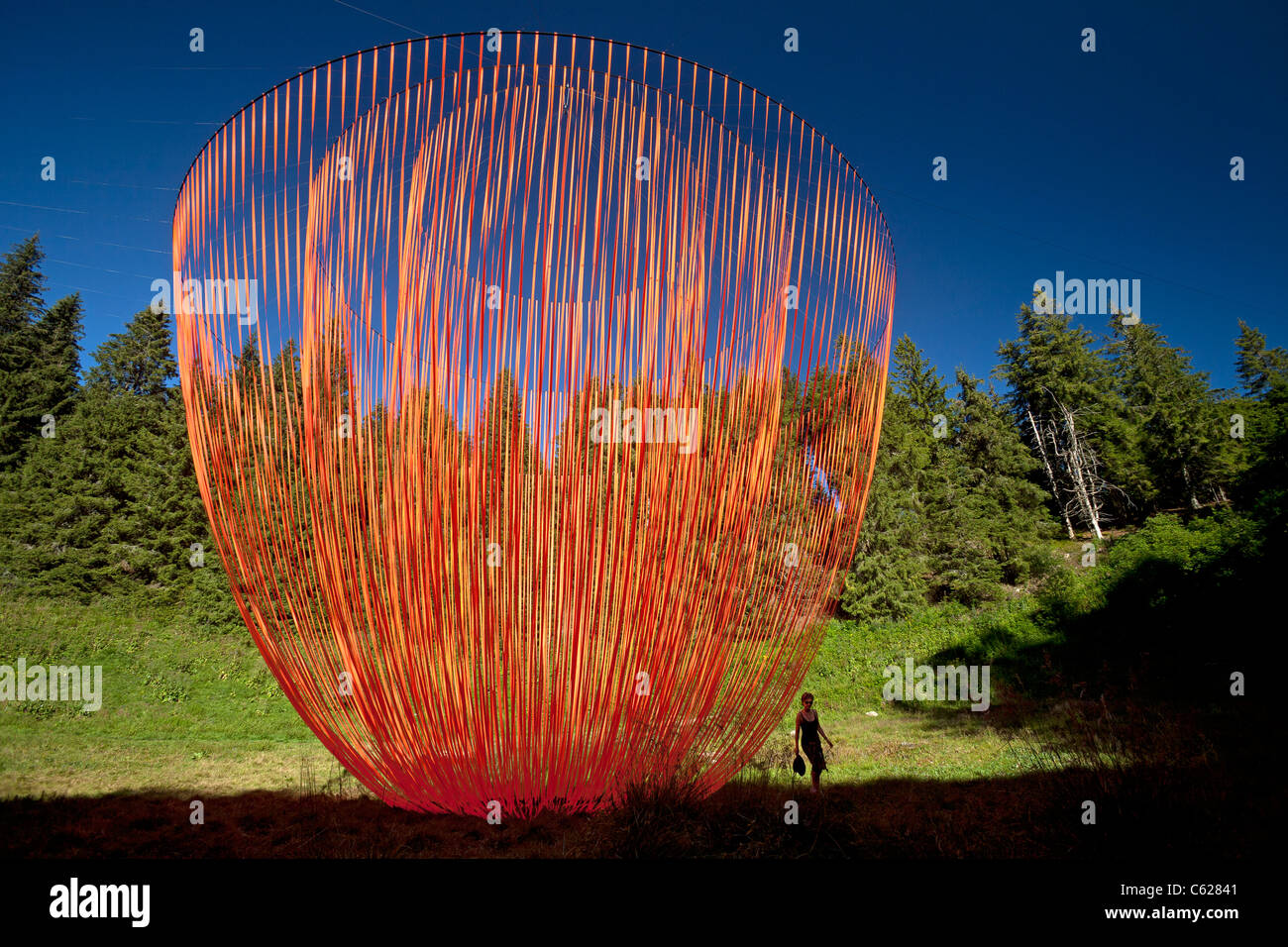 Le Pier Fabre's Land Art appelée "le réveil". Sculpture mobile suspendu géant avec des rubans orange. Banque D'Images