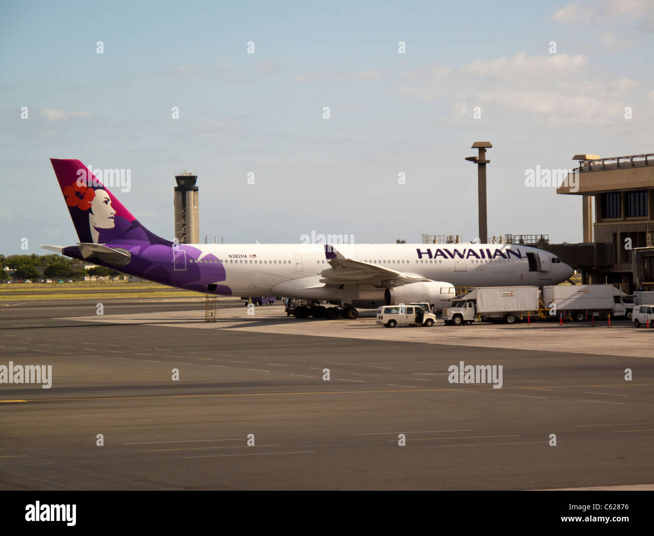 Hawaiian Airlines avion à porte de l'Aéroport International d'Honolulu. Oahu, Hawaii Banque D'Images