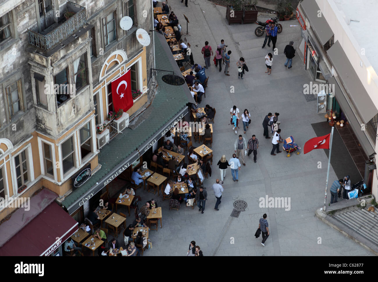 Café en plein air dans une rue d'Istanbul, Turquie Banque D'Images