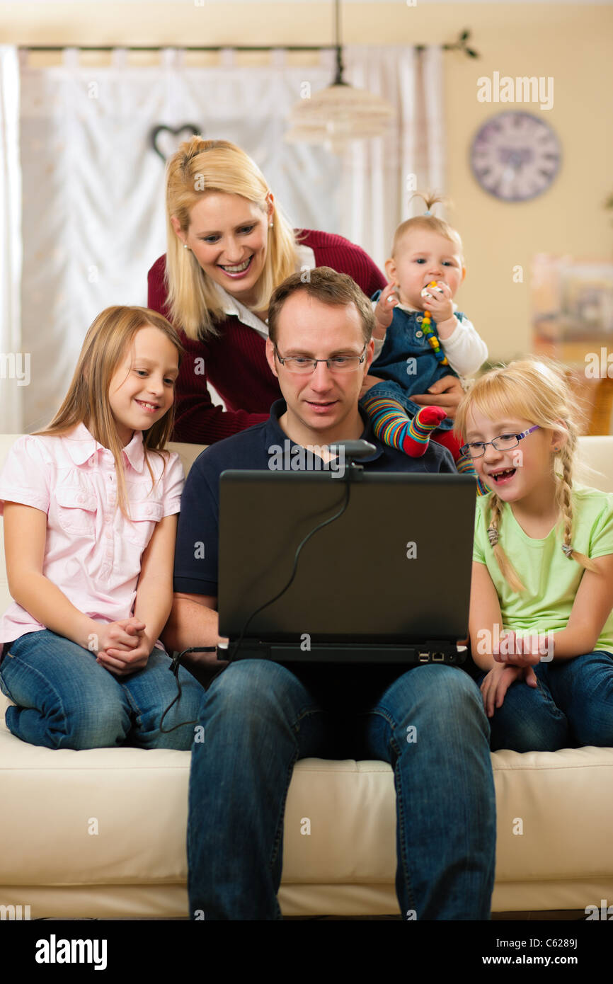 Jeune famille à l'avant de l'ordinateur avec une caméra video chat Banque D'Images