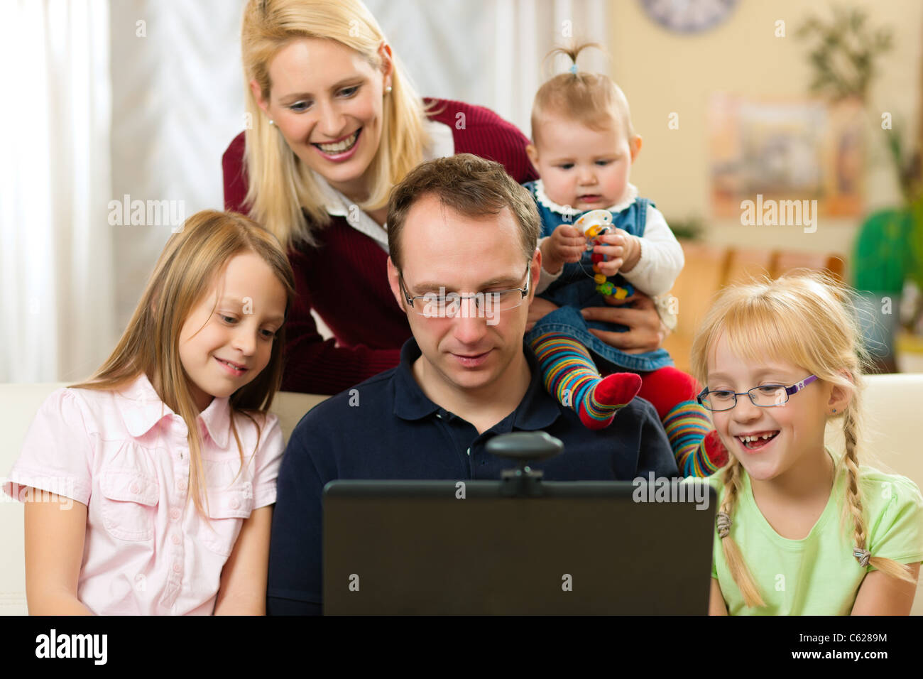 Jeune famille à l'avant de l'ordinateur avec une caméra video chat Banque D'Images