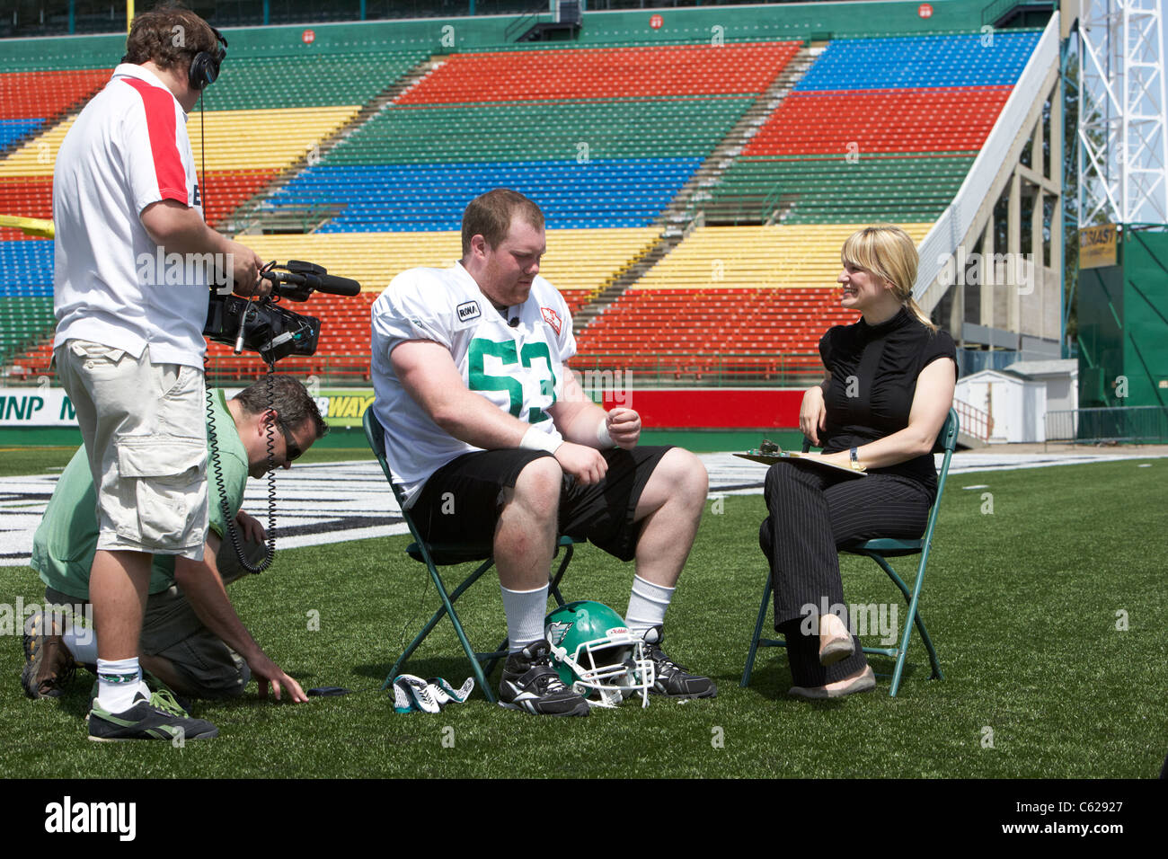 Intervieweuse interviewer patrick neufeld Saskatchewan Roughriders offensive ligne player mosaic stadium taylor field Banque D'Images