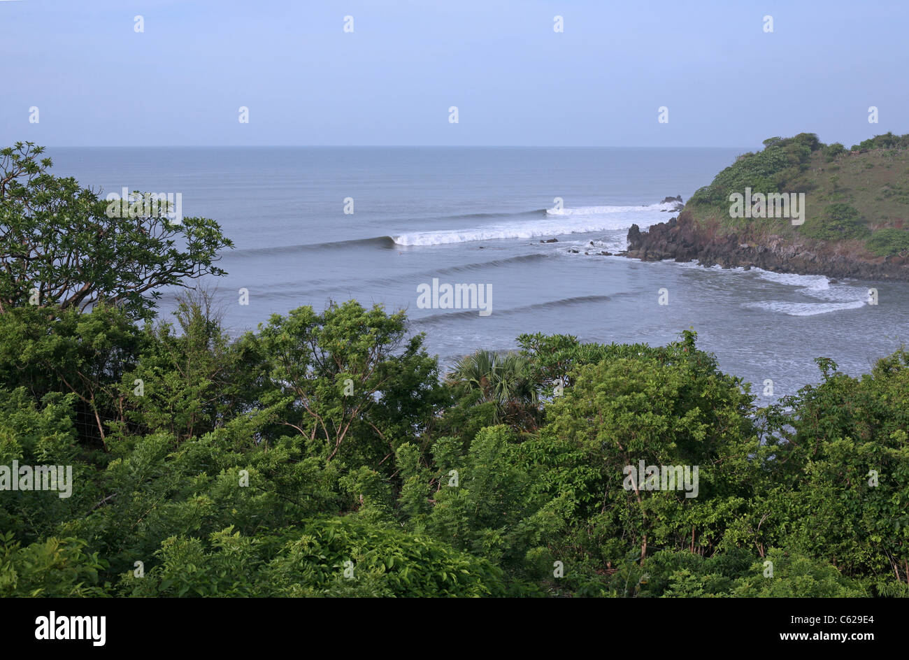 L'une des nombreuses pauses surf point droit dans la région. El Salvador Banque D'Images