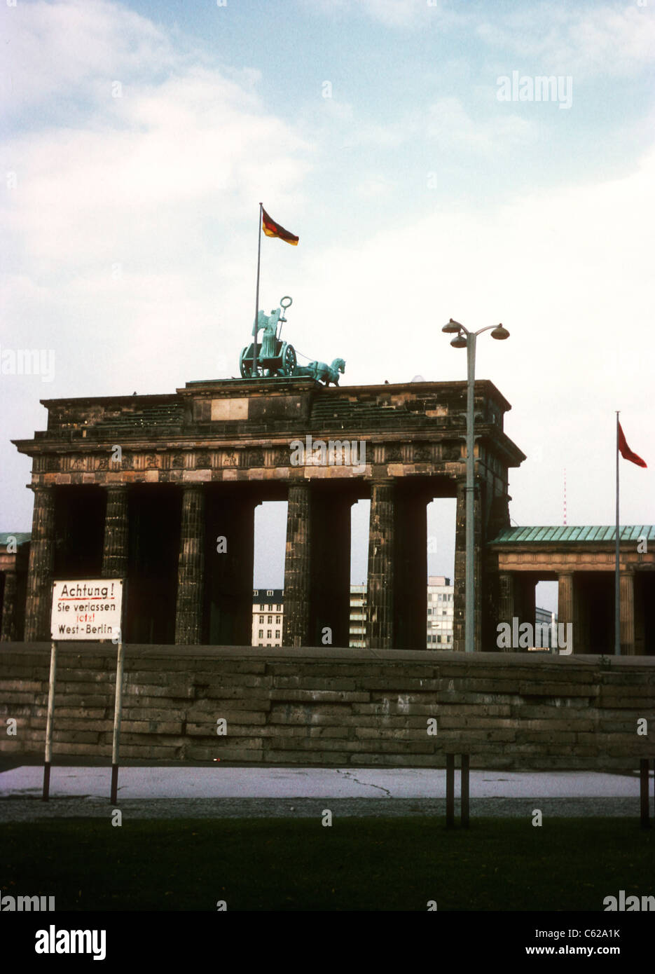 Le mur de Berlin et de la porte de Brandebourg s'approcha du secteur américain de l'ouest de Berlin, 1974 Banque D'Images