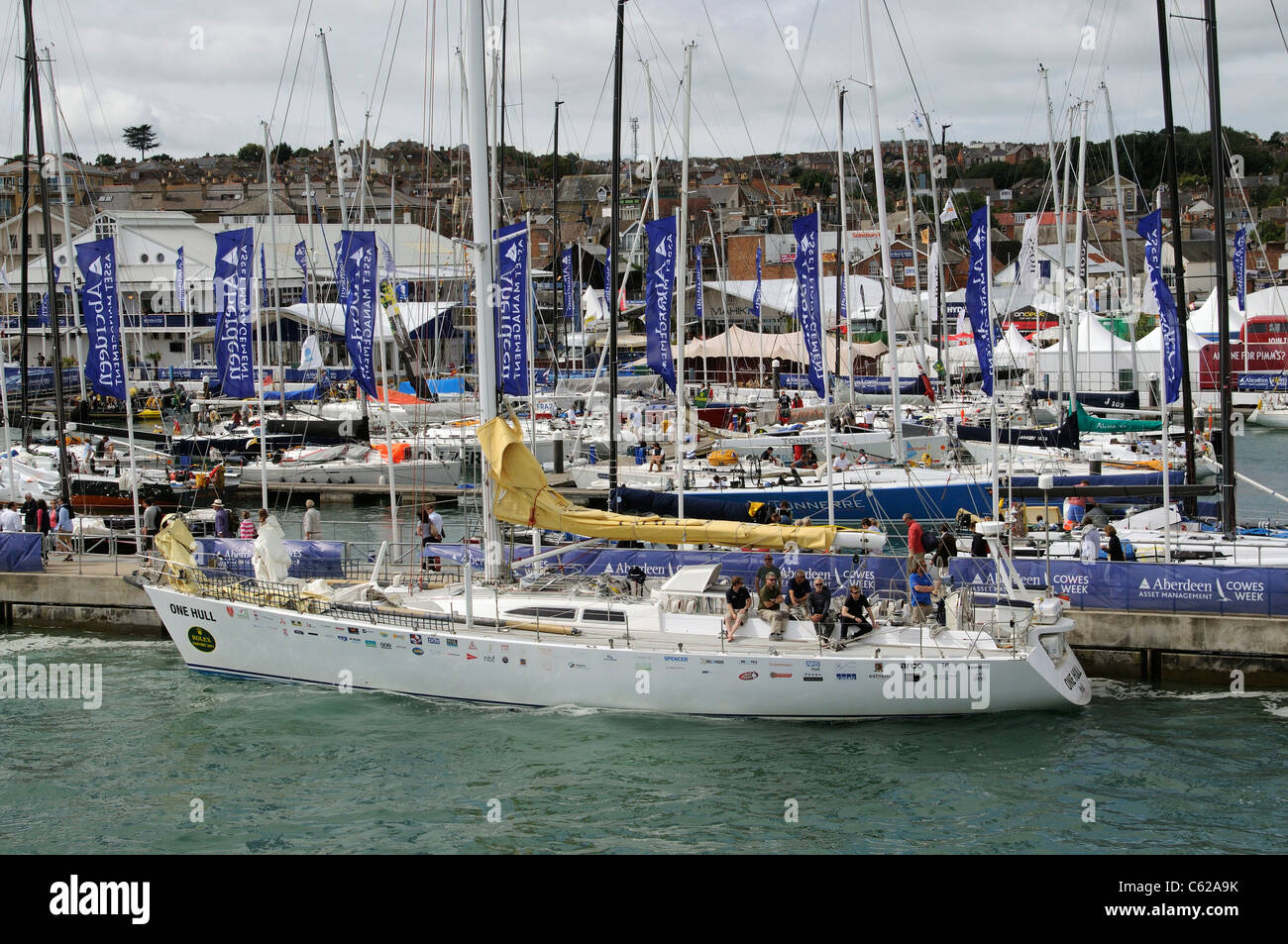 Rolex Fastnet Race concurrents à Cowes IOW Une coque un Challenger 72 avec équipage yacht type détente sur la rivière Medina à Cowes Banque D'Images