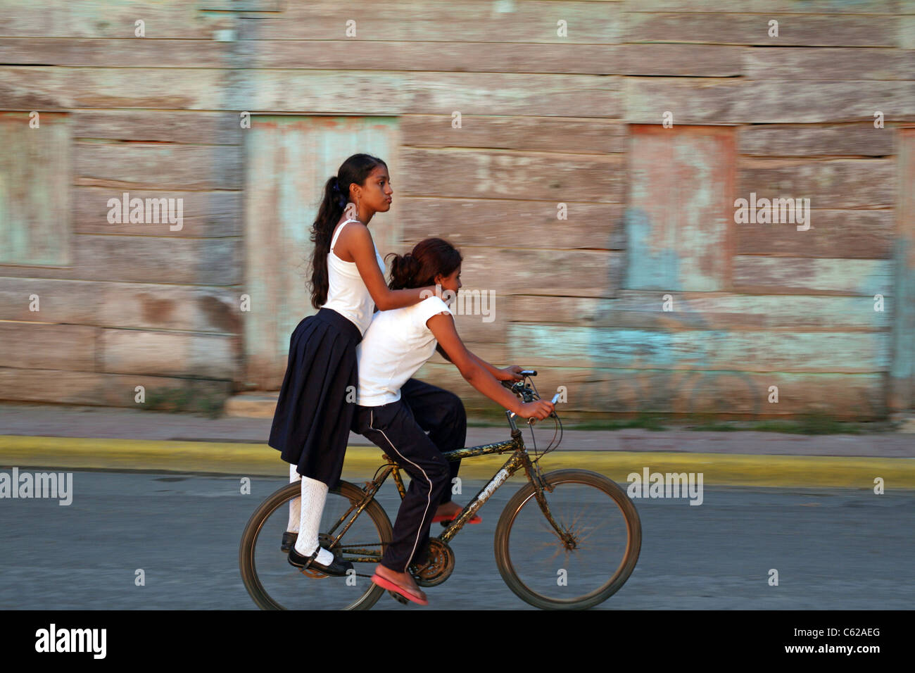 Les filles à cheval sur un vélo. San Juan del Sur, Rivas, Nicaragua, Amérique Centrale Banque D'Images