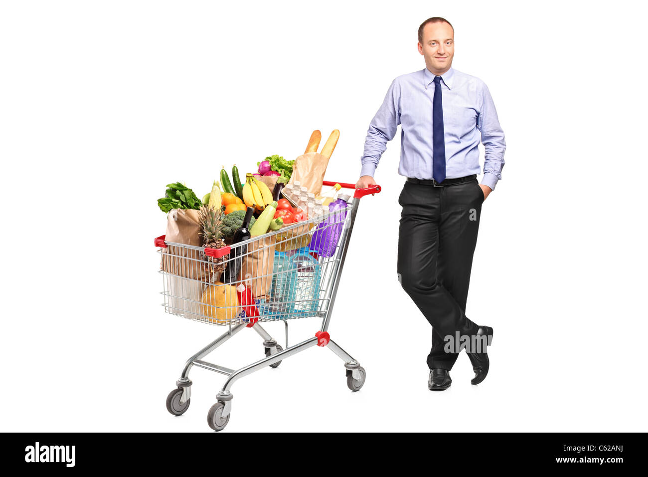 Portrait d'un homme posant à côté d'un panier à provisions Banque D'Images