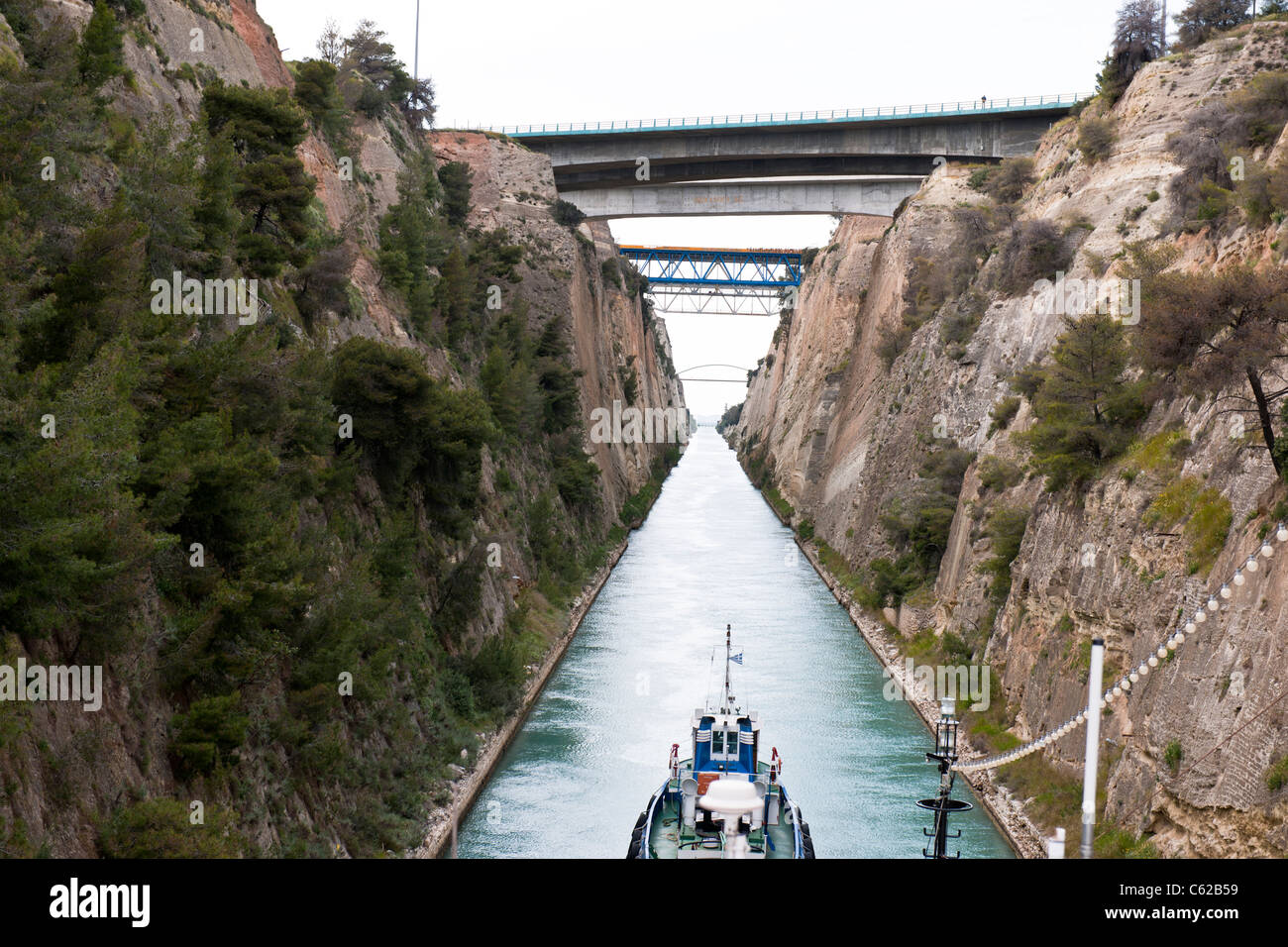 Approches,Canal de Corinthe,reliant la mer Ionienne à la mer Egée, qui transitent par canal avec Minerva,Bateau de croisière Swan Hellenic,Grèce Banque D'Images