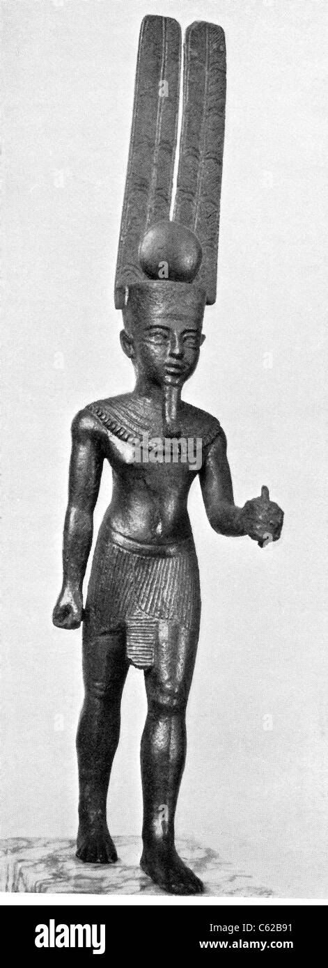 Cette statue représente l'ancienne Egypte le dieu Amon Re portant le disque solaire avec deux longues plumes. Banque D'Images