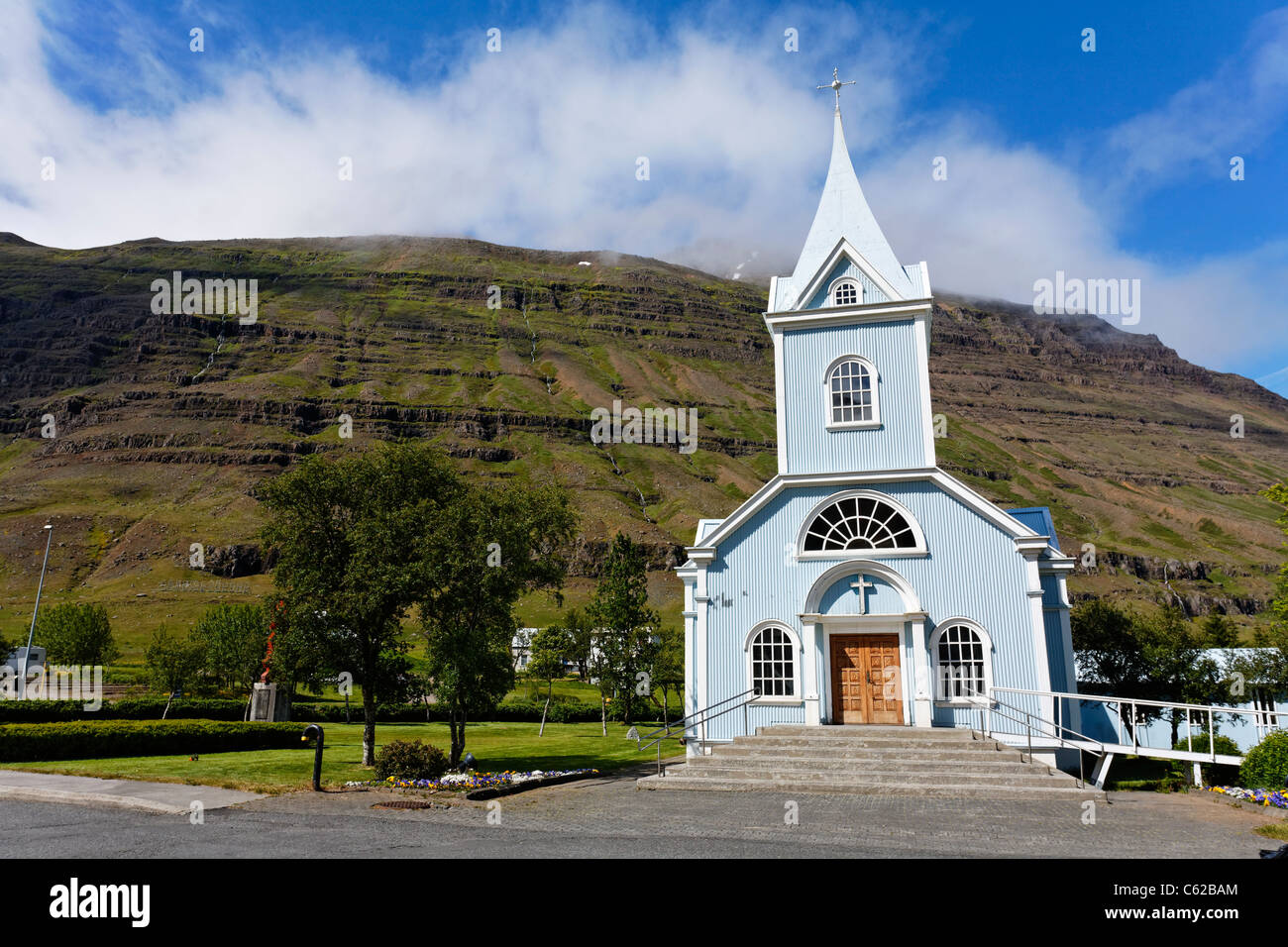 L'église en bois dans le village de Seydisfjordur, Eastfjords, Islande Banque D'Images