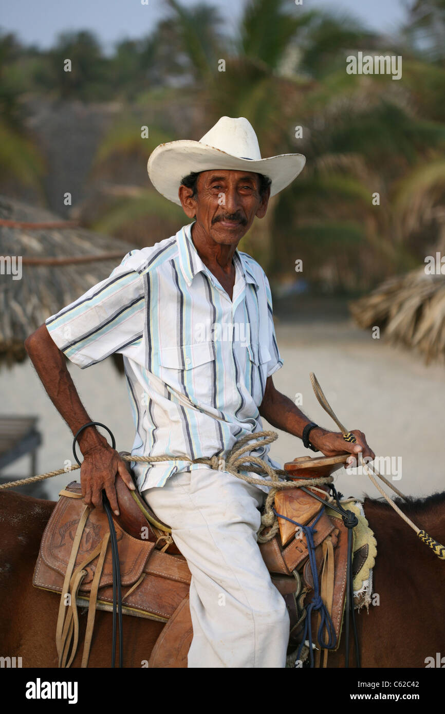 Portrait d'un caballero local sur son cheval. Puerto Escondido, Oaxaca, Mexique, Amérique du Nord Banque D'Images