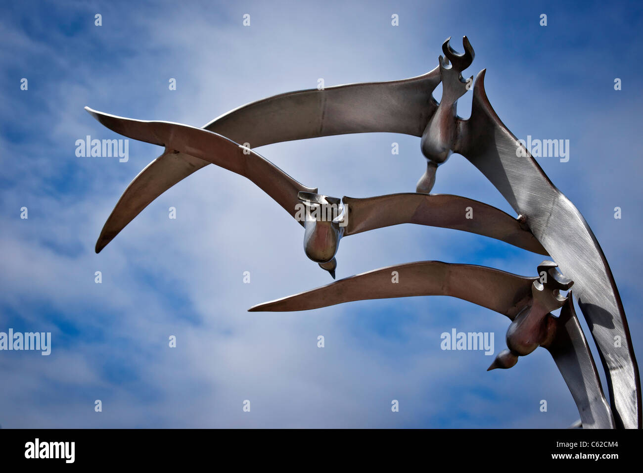 Ville de Sioux Falls centre-ville dans le Dakota du Sud SD public sculpture en laiton de trois oiseaux Trinity contre ciel bleu personne horizontal aux États-Unis US haute résolution Banque D'Images