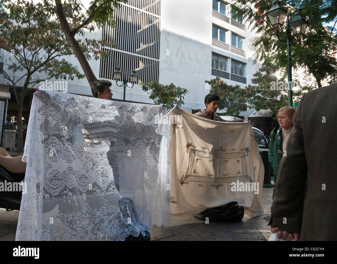 Vente d'immigrants sur la rue Athinas nappes, dans le centre d'Athènes, Grèce Banque D'Images
