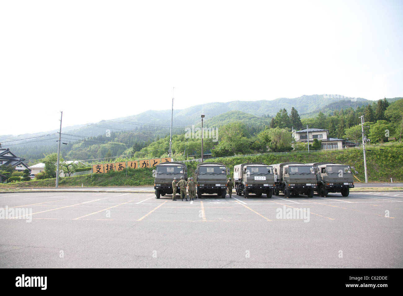 Stationnement des véhicules militaires japonais à un arrêt de repos entre Hanamaki et Kamaishi, Japon, juin 2011. Banque D'Images