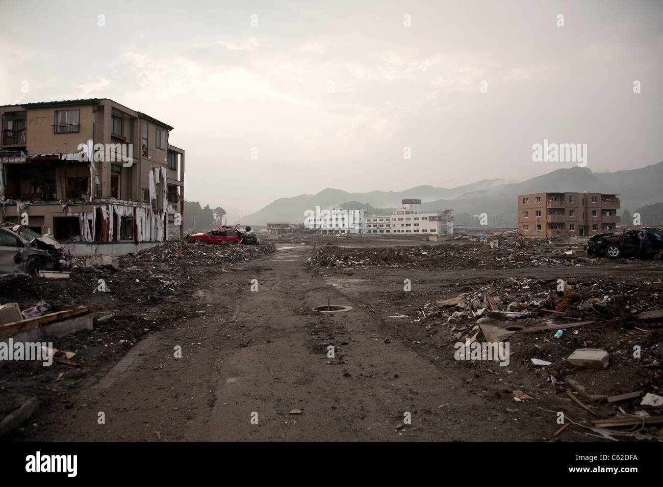 Une route boueuse a été effacée par le champ de débris, Otsuchi dans Iwate, Japon, juin 2011. Banque D'Images