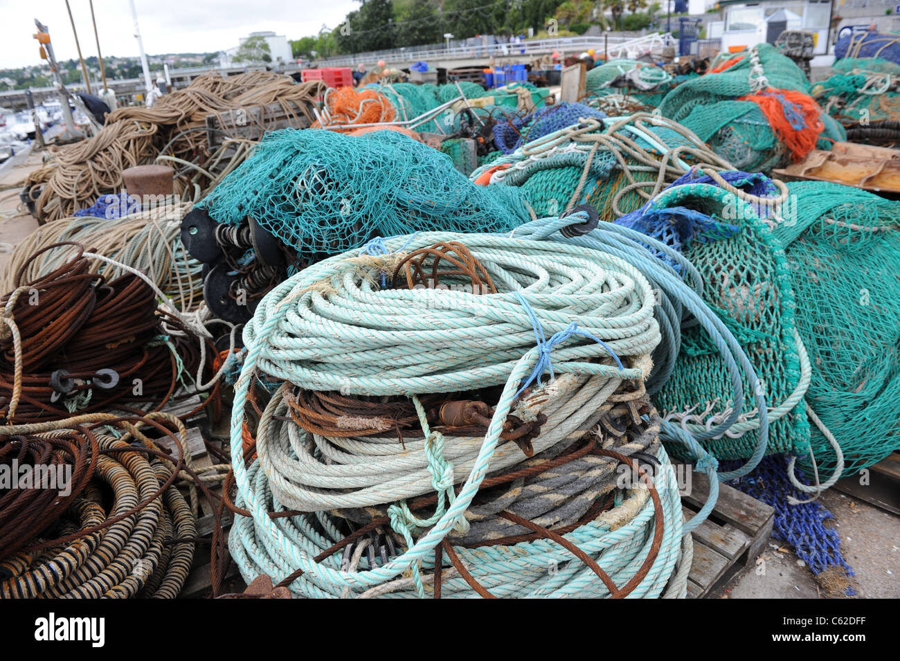 Des filets de pêcheurs et des cordes dans le port de Torquay Devon Uk Banque D'Images