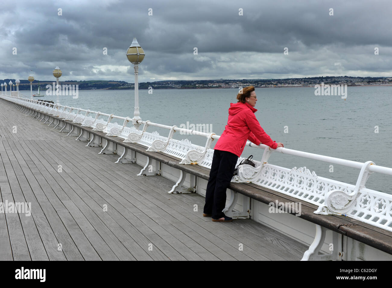 Femme sur la jetée du port de Torquay Devon Royaume-Uni. staycation Grande-Bretagne Angleterre Banque D'Images