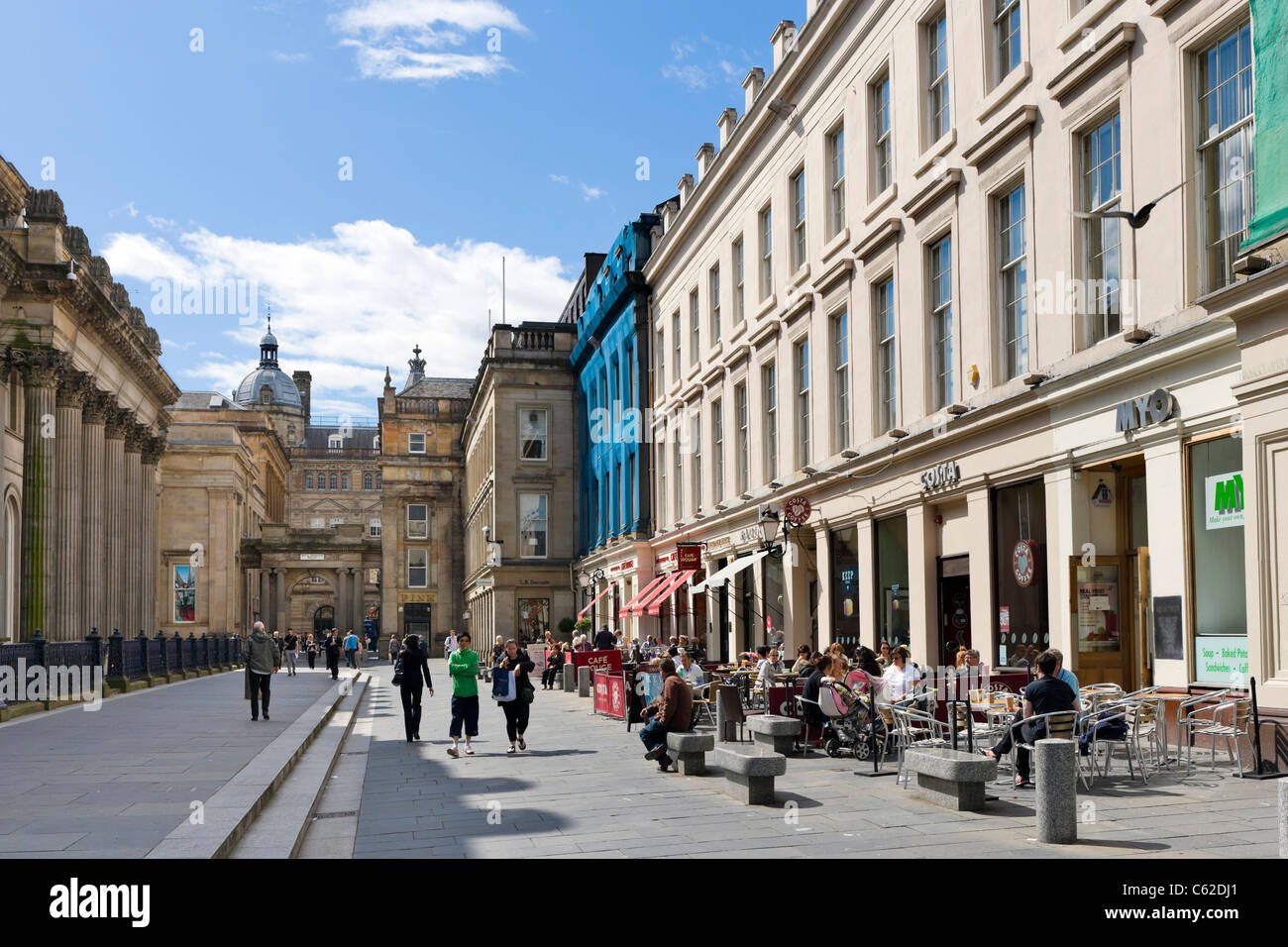 Cafés à l'extérieur de la galerie d'Art Moderne, Royal Exchange Square, Merchant City, Glasgow, Écosse, Royaume-Uni Banque D'Images