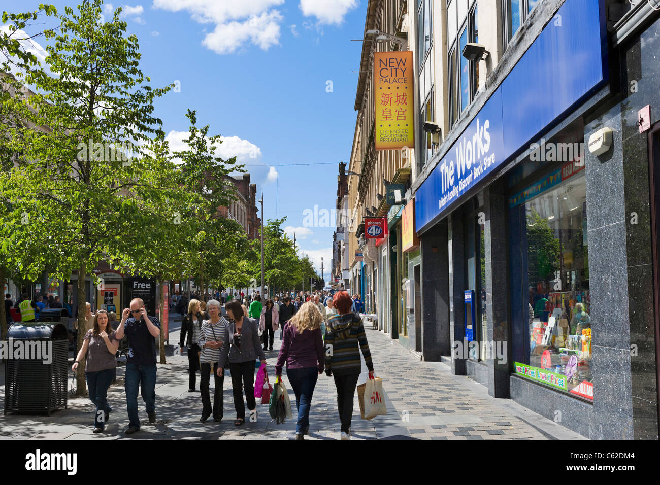 Boutiques sur Sauchiehall Street dans le centre-ville, Glasgow, Écosse, Royaume-Uni Banque D'Images