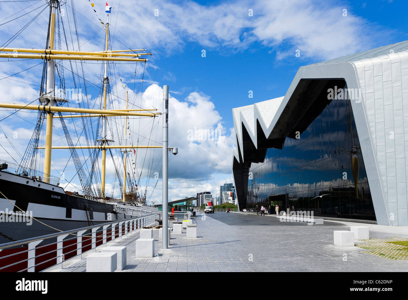 Le Riverside Museum (nouveau bâtiment du musée des transports de Glasgow) et le grand voilier, Glasgow, Écosse, Royaume-Uni Banque D'Images