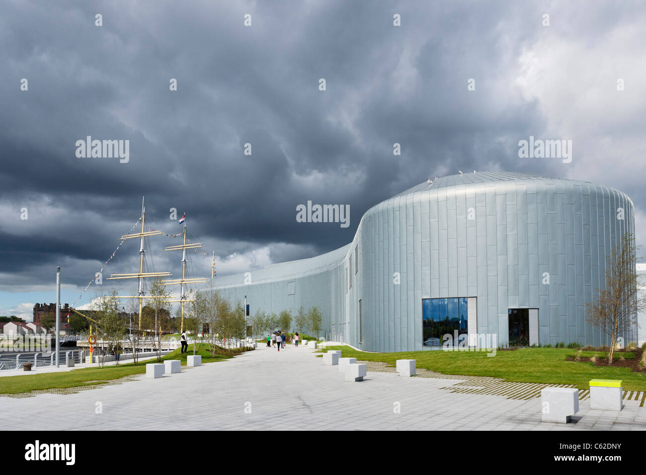 Le Riverside Museum (nouveau bâtiment du musée des transports de Glasgow) et le grand voilier, Glasgow, Écosse, Royaume-Uni Banque D'Images