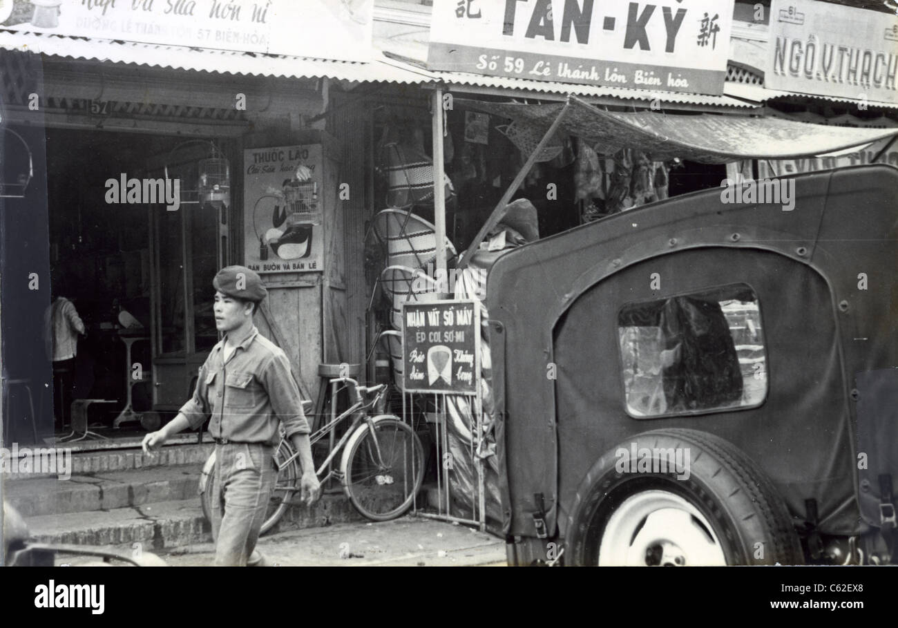 Une armée de l'ARVN (Sud Vietnam) béret rouge marche dans une rue de de Bien Hoa, Vietnam en 1965 prise par un soldat américain de la 173e Banque D'Images